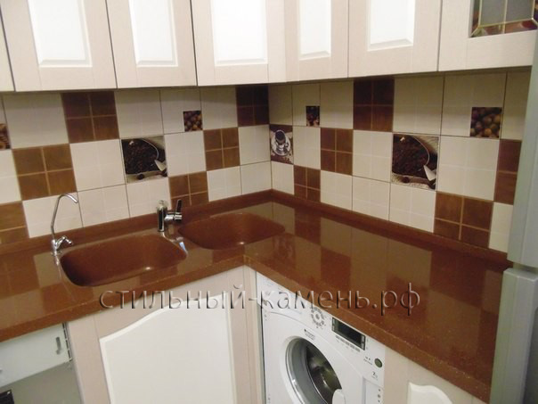 Сочетание коричневой столешницы с плиткой на стене кухни